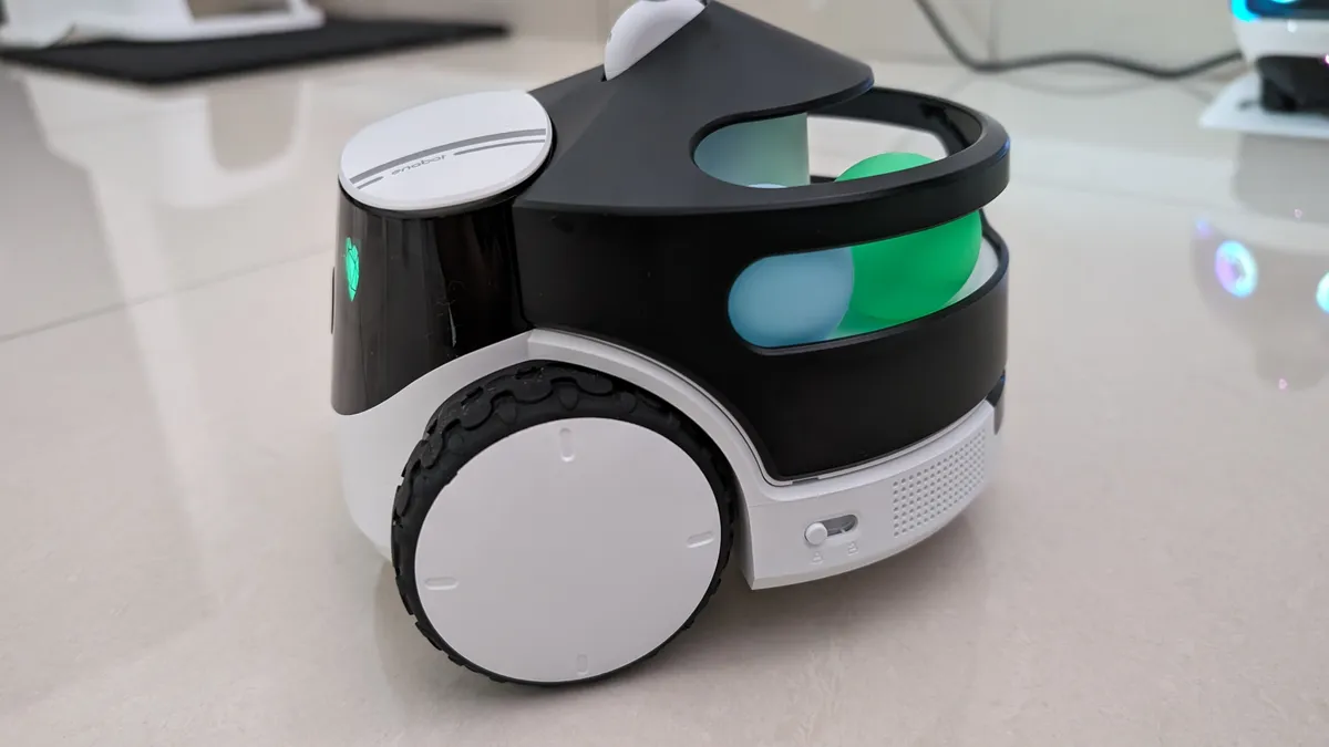 Android Central：Enabot ROLA PetPal looks like a smart vacuum with modular extensions.